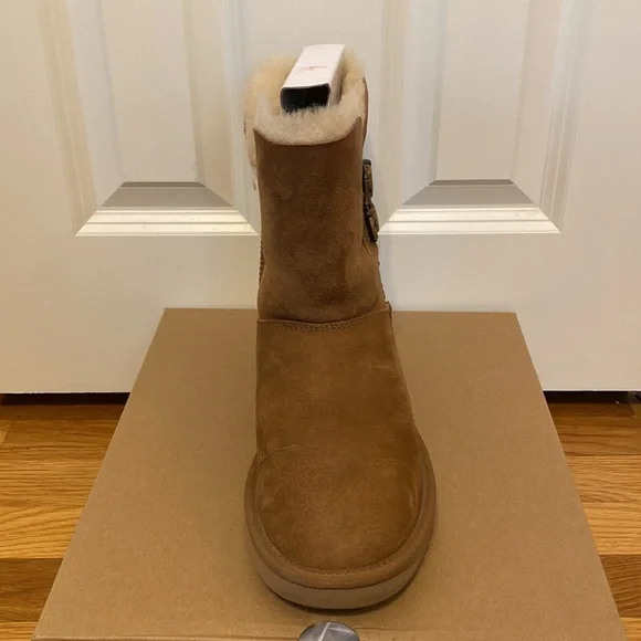 Ugg Renley Boot in Water Resistant Chestnut with Treadlite Sole